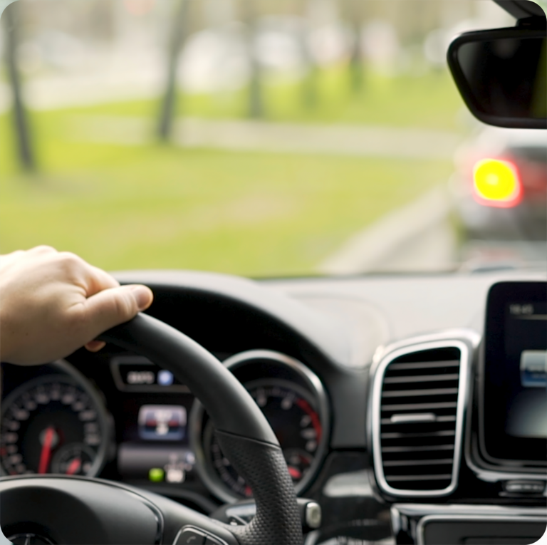 Mann fährt in einem Auto